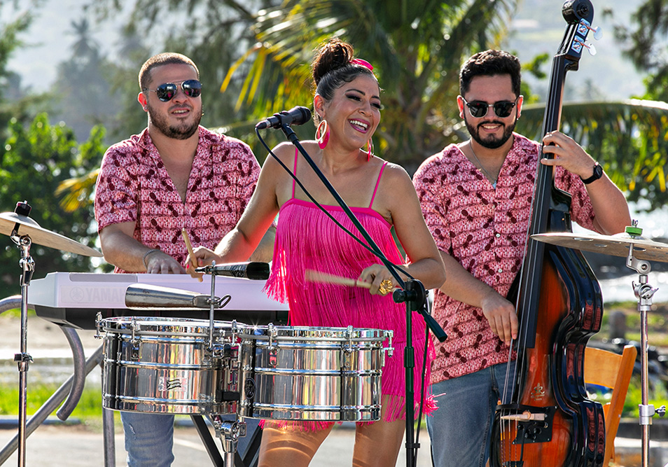 Zayra Pola toca el timbal en una escena de la producción musical de Popular, “Salsa: sabor y evolución”.