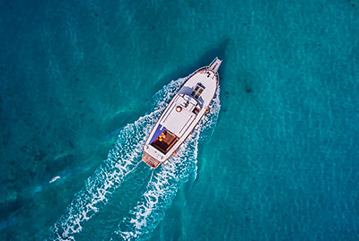 Bote navegando visto desde arriba