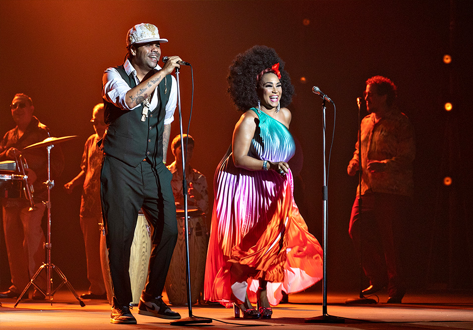 Pirulo y Aymeé Nuviola cantan en una escena de la producción musical de Popular, “Salsa: sabor y evolución”.
