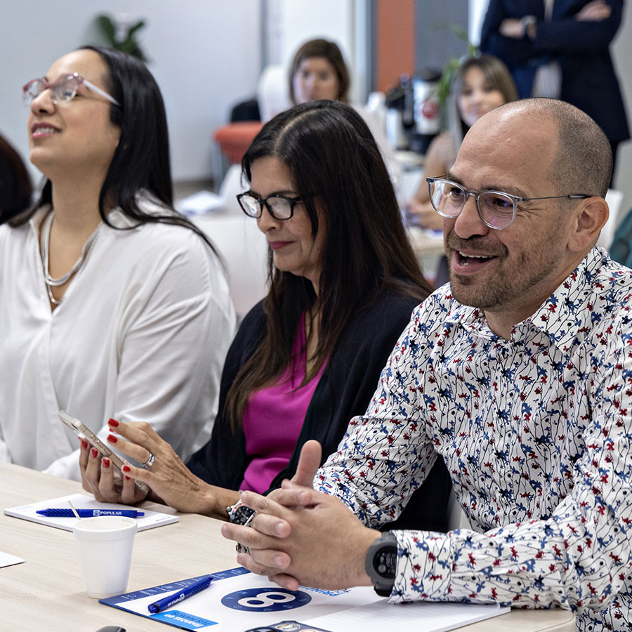 3 personas en un seminario